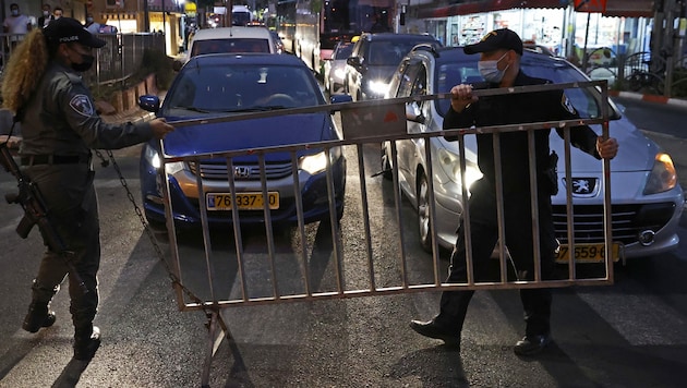 Aufgrund von Rekordwerten bei den Neuinfektionen berichten israelische Medien, dass ein einmonatiger vollständiger Lockdown bevorstehen könnte. (Bild: AFP )