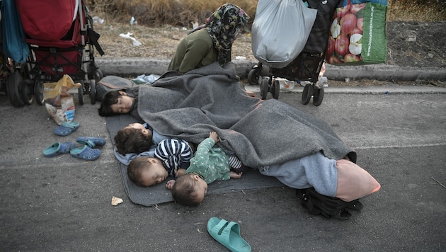 Nach den Bränden mussten viele Kinder auf dem Boden schlafen. (Bild: LOUISA GOULIAMAKI/AFP)
