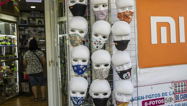Ein Geschäft verkauft Gesichtsmasken. (Bild: AP)