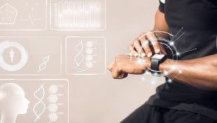 Die Smartwatch im Kampf gegen Hypertonie verwenden. (Bild: Prostock-studio/stock.adobe.com)