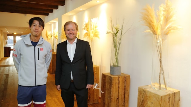 Tennis-Superstar Kei Nishikori mit Hoteldirektor Johannes Mitterer. (Bild: Birbaumer Christof)