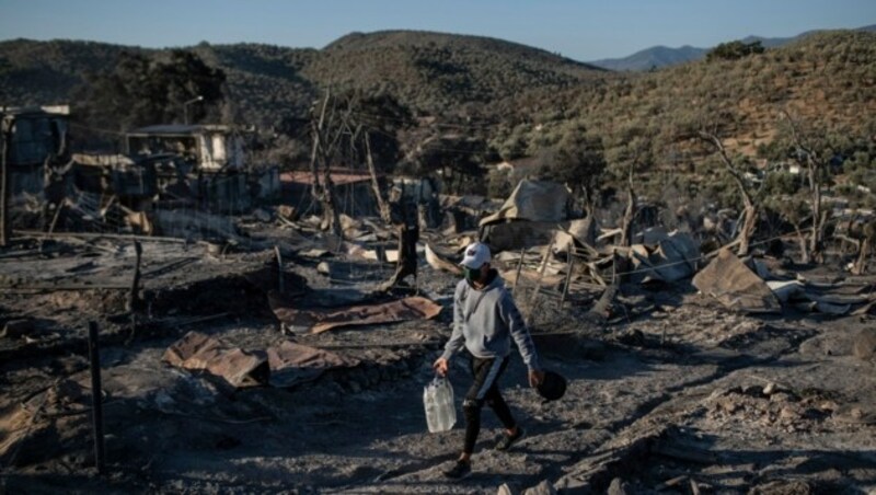 Nur noch Schutt und Asche: Das abgebrannte Flüchtlingscamp Moria auf der griechischen Ägäisinsel Lesbos. (Bild: AP)