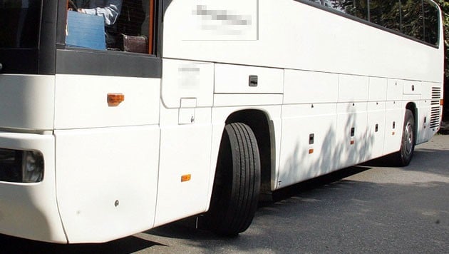 The attack took place at the bus station on Südtiroler Platz. A passenger bit a bus driver in the face (symbolic image). (Bild: Andi Schiel (Symbolbild))