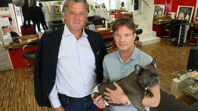 Anwalt Alfred Boran mit seinem Mandanten Harald Cizek (und Hund) in dessen Friseursalon (Bild: Martin A. Jöchl)