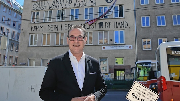 Heinz-Christian Strache vor dem Favoritner Ernst-Kirchweger-Haus: „Abreißen!“ (Bild: Tomschi Peter)