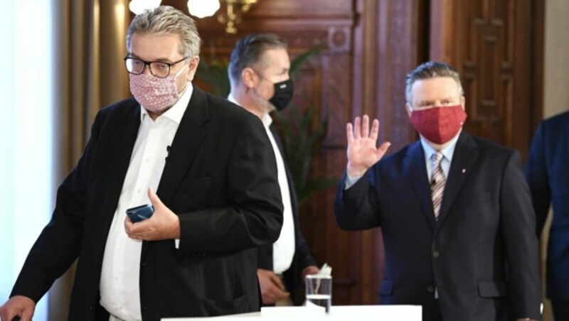 Wiens Bürgermeister Michael Ludwig und Gesundheitsstadtrat Peter Hacker (li.) kündigen neue Maßnahmen für Wien an. (Bild: APA/Robert Jäger)