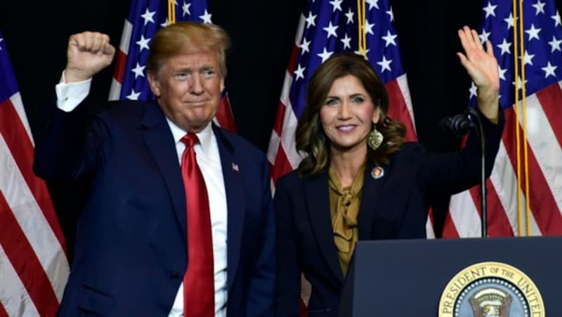 US-Präsident Donald Trump und South Dakotas Gouverneurin Kristi Noem (Bild: AP)