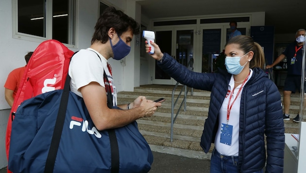 Der Argentinier Guido Pella (30) beim Fiebercheck durch eine Hostess. (Bild: Birbaumer Christof)