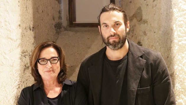 Schauspieler Max Simonischek mit seiner Mutter Charlotte Schwab 2019: „Die Verstörungen haben ein familiäres Flair und sind auf so hohem Niveau. Sehr besonders!“ (Bild: Ruth Habart)