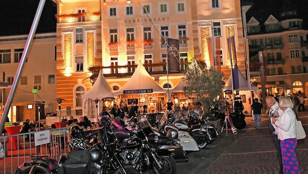 Die Harleys auf dem Veldener Gemonaplatz. (Bild: SOBE HERMANN 9232 ROSEGG)