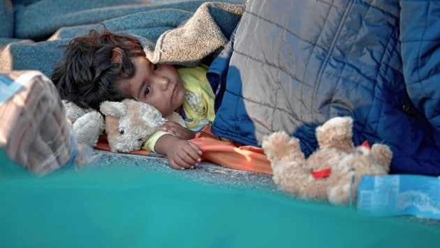 Die Schande von Moria: Kinder müssen auf der Straße schlafen, zu essen gibt es nichts. (Bild: AFP)