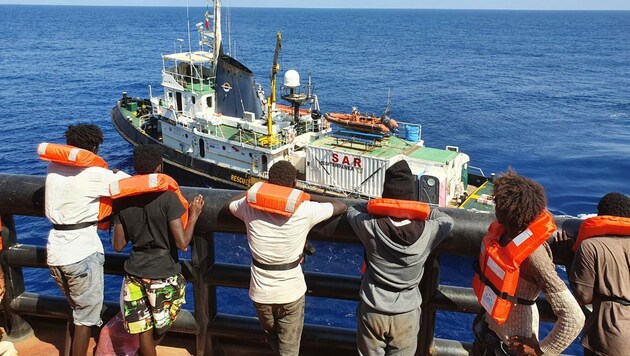 Migranten, die seit 38 Tagen auf einem Frachtschiff vor Malta festsaßen, wurden nun von der „Mare Jonio“ aufgenommen. (Bild: AP)