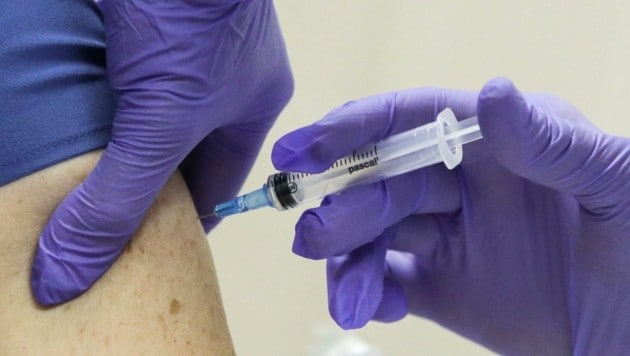 Die Landeskliniken beteiligen sich an einer internationaler Studie für einen Impfstoff. (Bild: TASS)