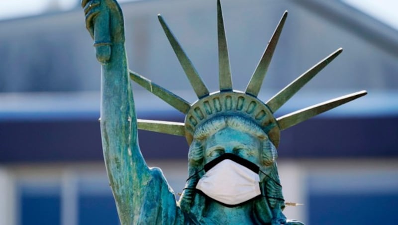 Dieser Nachbildung der Freiheitsstatue in Seattle wurde eine Maske verpasst. (Bild: AP)