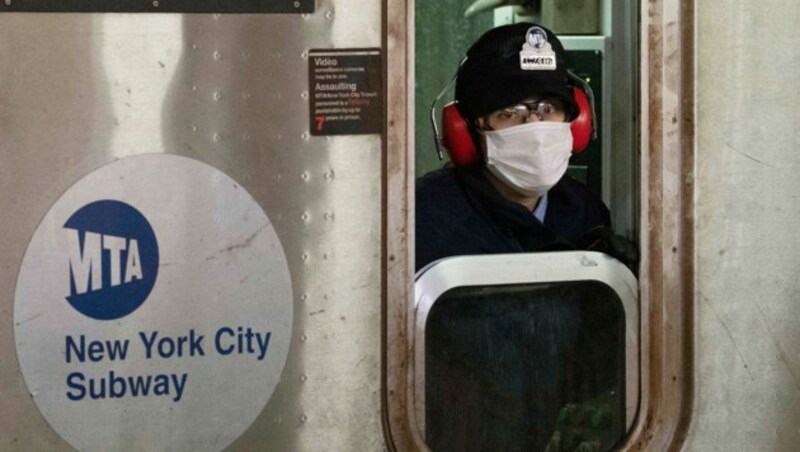 Ein Lokführer der New Yorker U-Bahn trägt einen Mund-Nasen-Schutz. (Bild: AP)