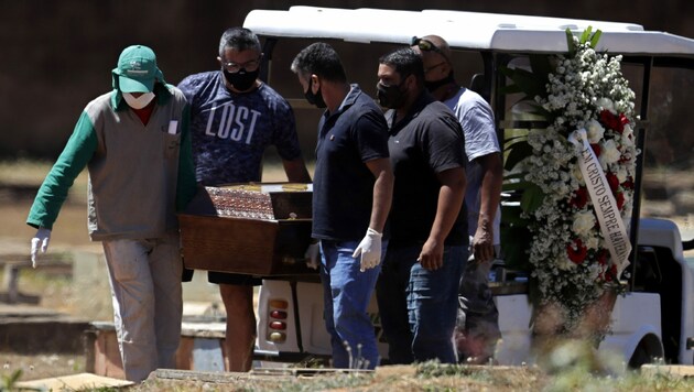 Obwohl die Todeszahlen aufgrund des Coronavirus langsam auch in Brasilien sinken, stieg die Zahl der Opfer bereits auf 13.000 Menschen. (Bild: AP/Eraldo Peres)