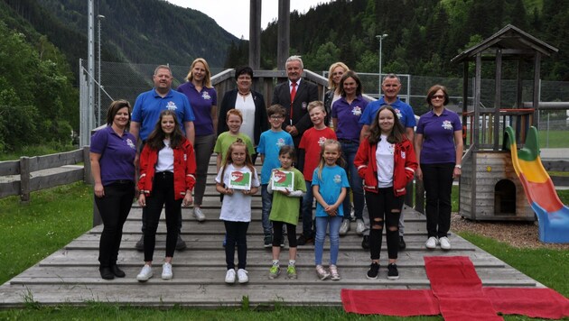 Tönig (links in blau) mit Lehrern und Kindern bei einem Rotkreuz-Aktionstag: „Die organisieren wir jetzt gemeinsam.“ (Bild: SCl Defereggental)
