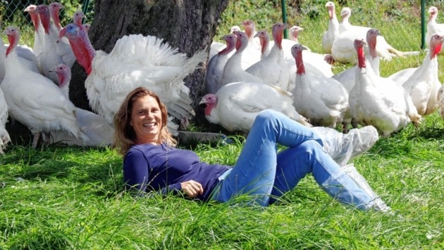 EU-Mandatarin Sarah Wiener inmitten einer „glücklichen“ Geflügelschar von Bio-Puten. (Bild: Christian Jauschowetz)