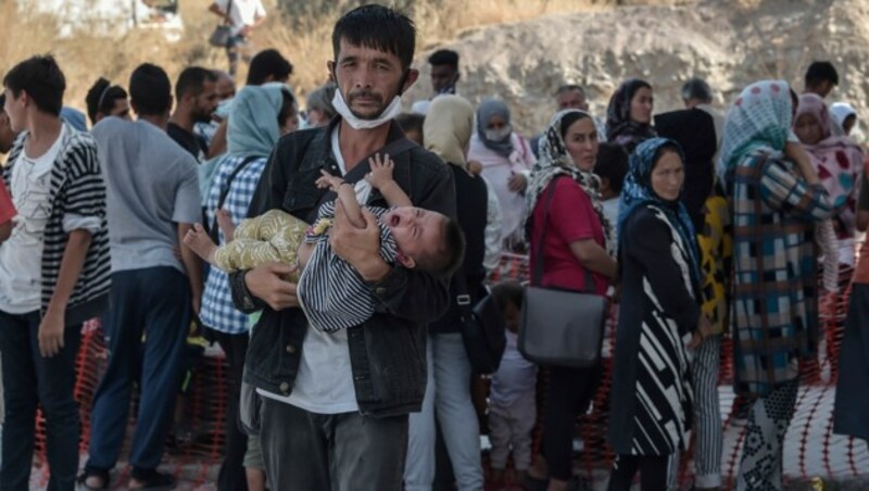 Diese Flüchtlinge warten auf medizinische Versorgung im provisierten Lager Kara Tepe. (Bild: AFP )