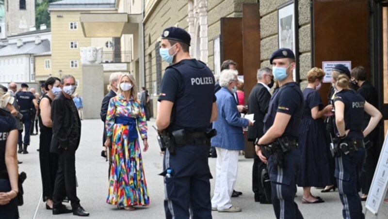 ABD0042_20200822 - SALZBURG - STERREICH: Polizisten und Festspielbesucher mit Masken vor dem Besuch eines Konzertes der Wiener Philharmoniker am Samstag, 21. August 2020, im Festspielhaus. - FOTO: APA/BARBARA GINDL (Bild: APA/BARBARA GINDL)