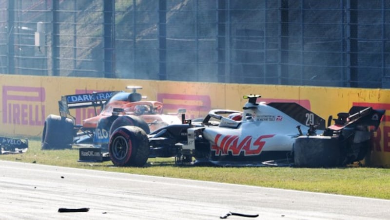 Kevin Magnussen (DEN/ Haas) und Carlos Sainz Jr (ESP/ McLaren). (Bild: GEPA)