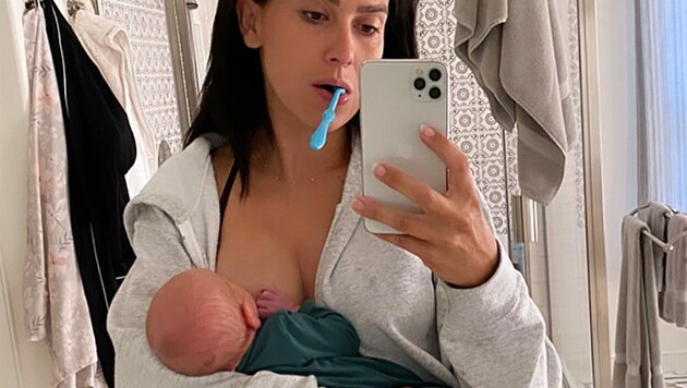 Hilaria Baldwin zeigt sich auf Instagram als echte Multitasking-Mama. (Bild: instagram.com/hilariabaldwin)