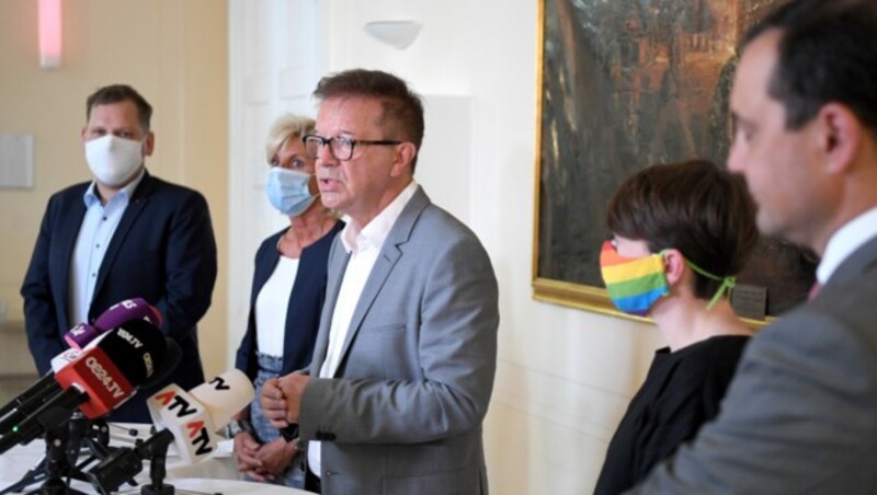 Gesundheitsminister Rudolf Anschober nach dem Treffen mit den Gesundheitssprechern der Fraktionen (v.l.n.r.): Philip Kucher (SPÖ), Gabriela Schwarz (ÖVP), Sigrid Maurer (Grüne) und Gerald Loacker (NEOS). (Bild: APA/ROLAND SCHLAGER)