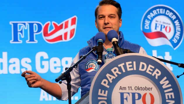 FPÖ-Spitzenkandidat Dominik Nepp ist voll im Wahlkampfmodus und schießt sich auf den Favoritner-Bezirksvorsteher Marcus Franz (SPÖ) ein. (Bild: APA/HERBERT PFARRHOFER)