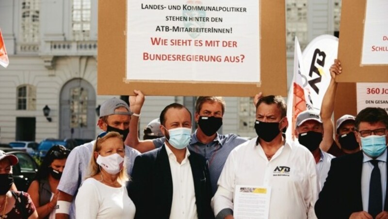 ATB-Betriebsrat Michael Leitner mit ÖGB-Chef Rainer Wimmer, Bürgermeister Manfred Lenger und der SPÖ-Nationalratsabgeordneten Max Lercher und Verena Nussbaum (Bild: Visnjic)