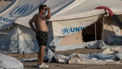 Provisorische Unterkünfte für Migranten auf Lesbos (Bild: AP)