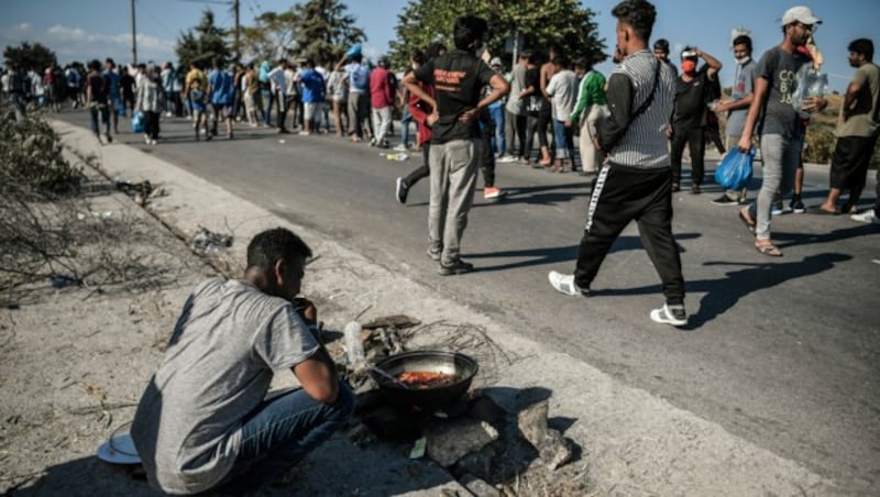 Viele der obdachlos gewordene Migranten wollen nicht in neu errichtete provisorische Lager und harren unter freiem Himmel aus. (Bild: APA/AFP/LOUISA GOULIAMAKI)