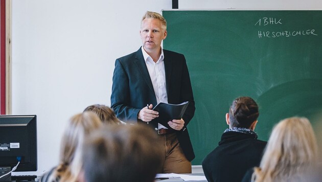 Klassenvorstand Bernd Hirschbichler begrüßte seine Schüler (Bild: EXPA/ JFK)