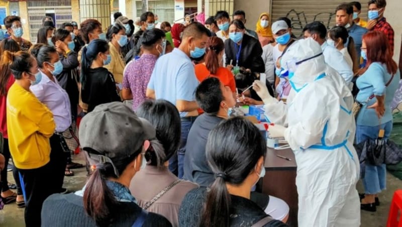 Massentests der Bevölkerung in Ruili (Bild: AFP)