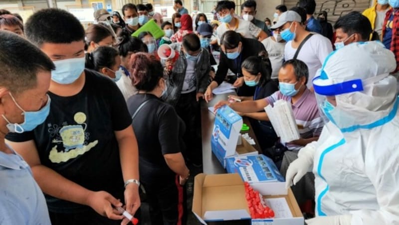 Massentests der Bevölkerung in Ruili (Bild: AFP)