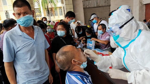 Massentests der Bevölkerung in Ruili (Bild: AFP)