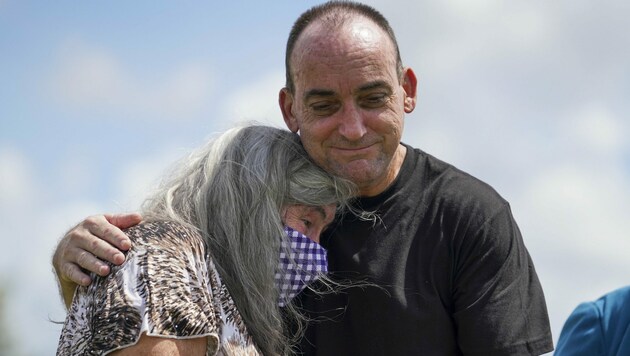 Robert DuBoise umarmt seine Mutter nach seiner Freilassung. (Bild: Tampa Bay Times)