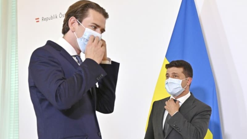 Ein letzter Masken- und Krawatten-Check vor der Pressekonferenz (Bild: APA/HANS PUNZ)