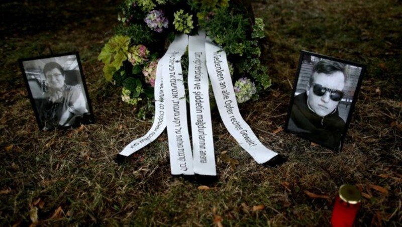 Blumen für die Todesopfer des Anschlags von Halle (Bild: APA/AFP/Ronny Hartmann)