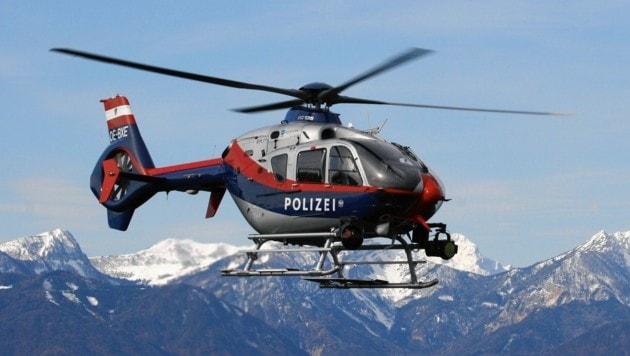 Der Polizeihubschrauber hob mit Mitgliedern der Lawinenkommission zu einem Orientierungsflug ab (Bild: FEST Klagenfurt)