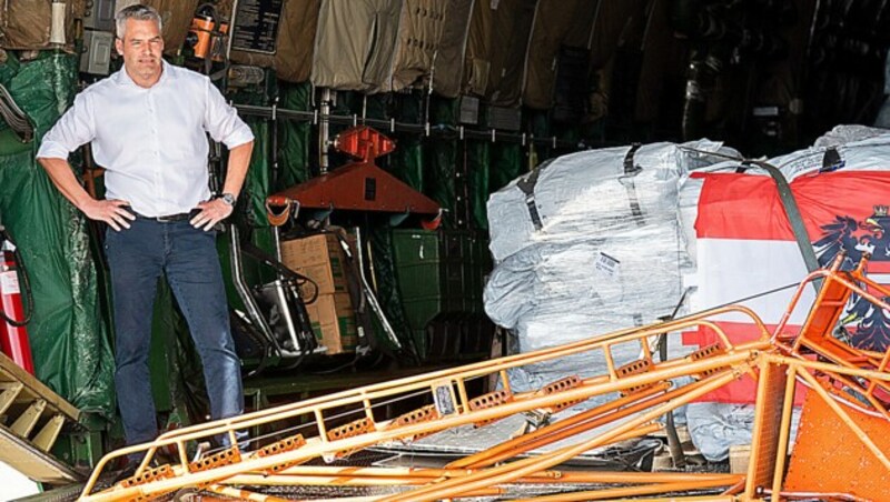 Innenminister Karl Nehammer landete am Mittwoch mit einem Teil der Hilfslieferungen in Griechenland. (Bild: APA/GEORG HOCHMUTH)