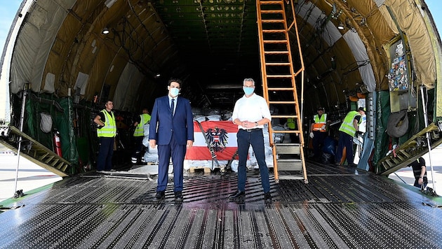 Innenminister Karl Nehammer (ÖVP) und sein griechischer Amtskollege Theodoros Livanios bei der Übergabe der Hilfsgüter im September in Athen. (Bild: BMI/Karl Schober)