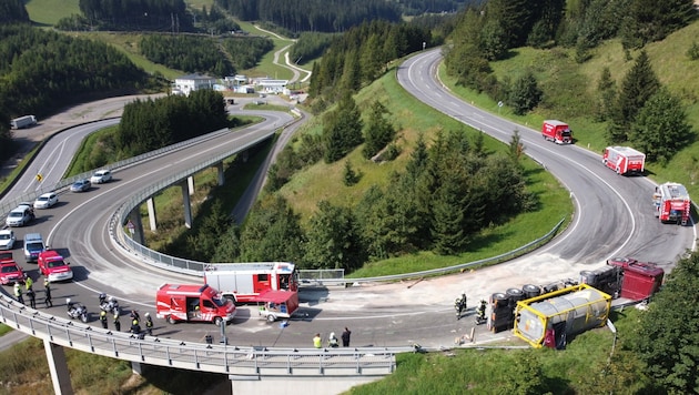 Durch den umgekippten Gefahrenguttransporter aus Kroatien war die Eisenbundesstraße acht Stunden lang gesperrt. (Bild: Roland Theny, Filmteam Austria)