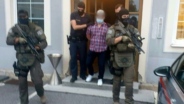 Murad A. bei seiner Festnahme wegen illegalen Waffenbesitzes am Mittwoch in Kapfenberg (Bild: APA/PRIVAT)