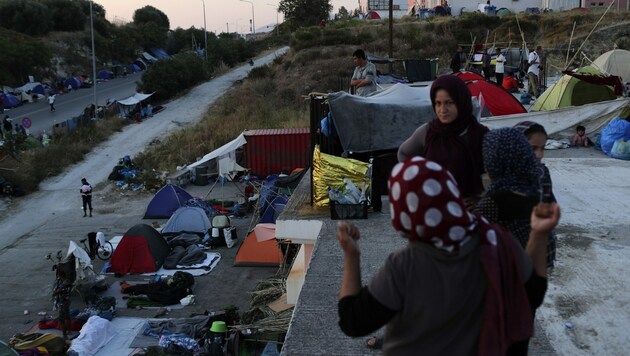 Seit dem Brand müssen die Migranten ohne Unterkunft und angemessene sanitäre Einrichtungen auskommen. (Bild: AP)