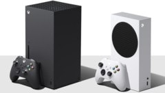 Die Xbox Series X (links) mit Blu-Ray-Laufwerk kostet 500, die abgespeckte Series S mit schwächerem Prozessor und ohne Laufwerk 300 Euro. (Bild: Microsoft)