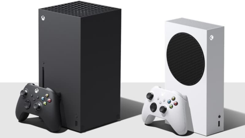 Die Xbox Series X (links) mit Blu-Ray-Laufwerk kostet 500, die abgespeckte Series S mit schwächerem Prozessor und ohne Laufwerk 300 Euro. (Bild: Microsoft)