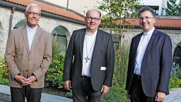 Propst Florian Huber, Bischof Hermann Glettler und der neue Generalvikar Roland Buemberger (v.l.). (Bild: Diözese Innsbruck/Hölbling )