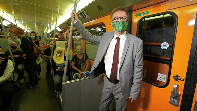 „Masken-Minister“ Rudi Anschober in der U-Bahn (Bild: Gerhard Bartel)
