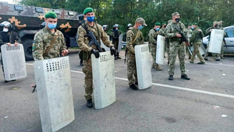 Ukrainische Soldaten sperren eine Straße an der weißrussischen Grenze. (Bild: AP)