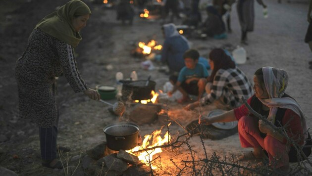 Familien sollen zuerst umgesiedelt werden - doch viele haben Angst, im neuen Zeltlager eingesperrt zu werden. (Bild: AP)